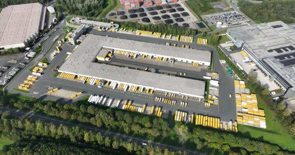 Postai, csomagküldő, nemzetközi logisztikai szolgáltató központ teherautó szállítással egy postahivataltól légi drónról. Dorsten, Németország. - Felvétel, videó