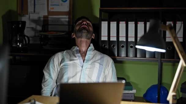 Jonge Spaanse man zakenman gestrest met behulp van laptop op kantoor - Video