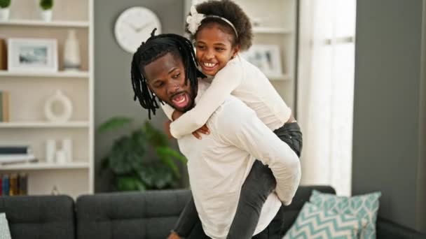 Afro-Amerikan baba ve kızı gülümsüyor. - Video, Çekim