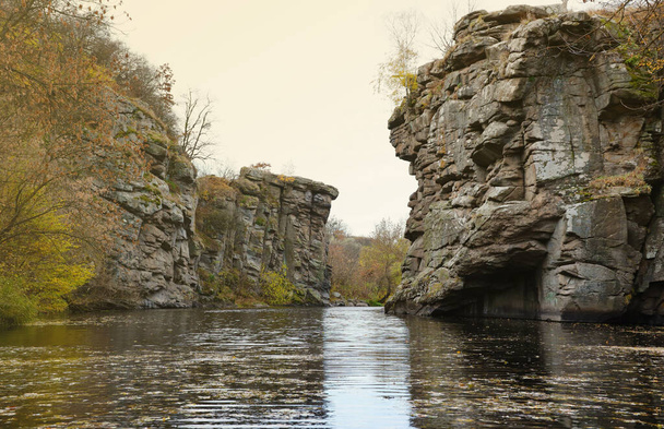 Pedras de granito de Bukski Canyon com o rio Girskyi Tikych. Paisagem pitoresca e belo lugar de turismo ucraniano - Foto, Imagem