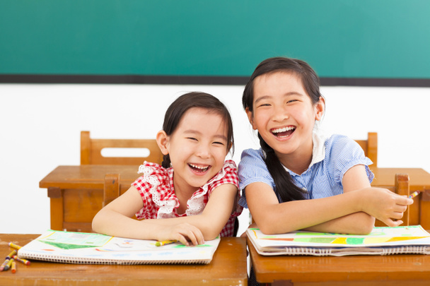 Meninas felizes na sala de aula
 - Foto, Imagem