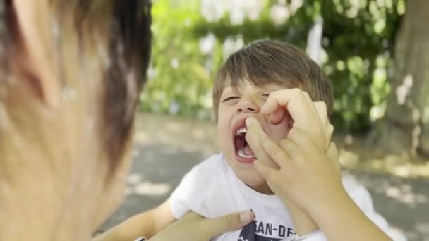 Preoccupazione materna - La madre esamina la gomma del dolore del ragazzo mentre piange dal disagio infantile comune - Filmati, video