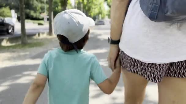 Weary Child on Daytime Sidewalk, Searful Request for Mom 's Comfort - Hiteles anyasági jelenetek, gyermekkori küzdelmek - Felvétel, videó