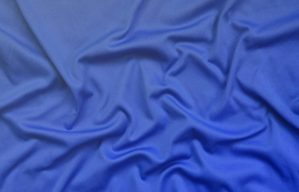 Szczegółowe tekstura tkanina poliestrowa niebieski z wielu długich fałdy - Zdjęcie, obraz