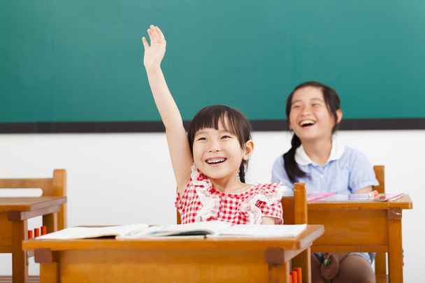 ευτυχής παιδιά σχολικής ηλικίας ύψωσε τα χέρια στην τάξη - Φωτογραφία, εικόνα