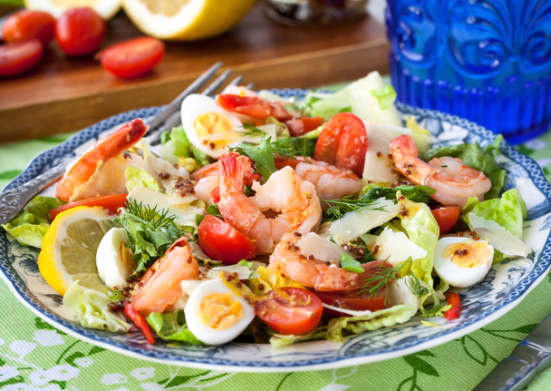 Φρέσκια σαλάτα γαρίδες, αυγά και λαχανικά - Φωτογραφία, εικόνα
