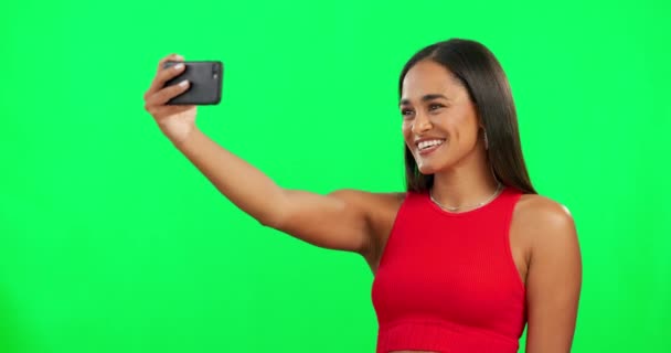 Γυναίκα, πράσινη οθόνη και selfie με χαμόγελο, ομορφιά και mockup χώρο για post στο κοινωνικό δίκτυο. Influencer κορίτσι, μοντέλο ή νεαρός φοιτητής με φωτογραφία, εικόνα προφίλ και χαρούμενος για promo με εφαρμογή. - Πλάνα, βίντεο