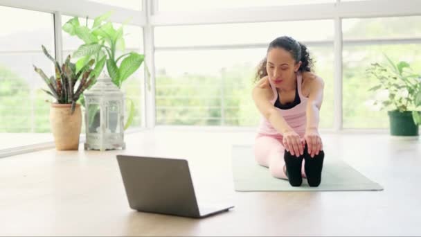 Laptop, εμπρός τέντωμα και γυναίκα στο σπίτι για άσκηση, φυσική κατάσταση ή ολιστική εκπαίδευση. Υπολογιστής, γιόγκα και θηλυκό πρόσωπο σε pose streaming pilates βίντεο, online τάξη ή φροντιστήριο για υγιές σώμα - Πλάνα, βίντεο