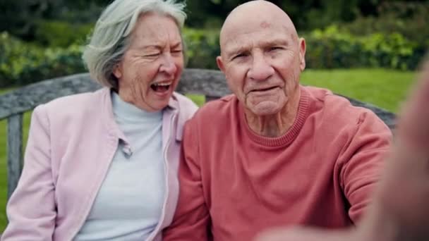 Glücklich, Selfie und Senioren-Paar in einem Park lachen, entspannen und Bindung in der Natur zusammen. Porträt, Liebe und alte Menschen lächeln für Profilbild, Erinnerung oder Foto von Ruhestand, Reise oder Reise. - Filmmaterial, Video