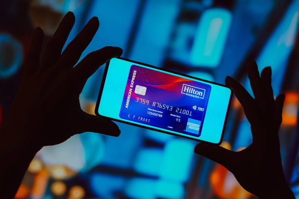 21 жовтня 2023, Бразилія. На цій фотографії на екрані смартфона зображено картку Аспіра від American Express - Фото, зображення