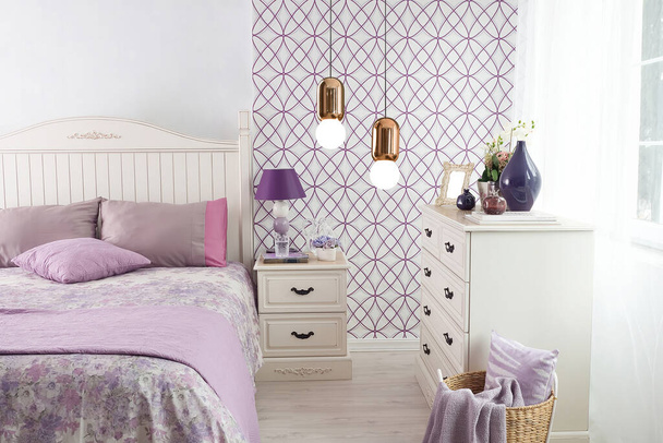 modern mor yatak odası iç tasarım konsepti ve modern lamba - Fotoğraf, Görsel