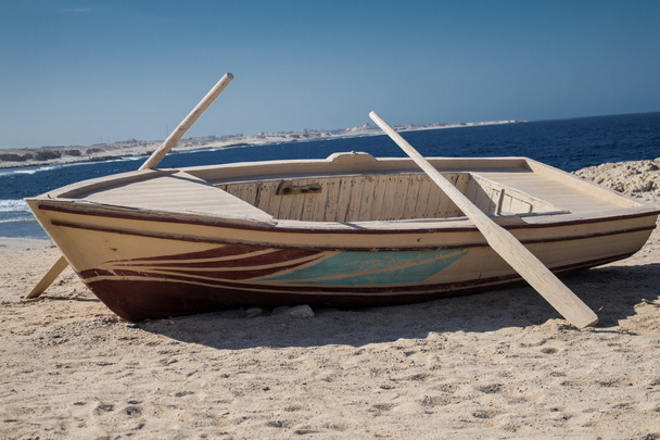 ビーチの 2 つのオールと木製のボート - 写真・画像