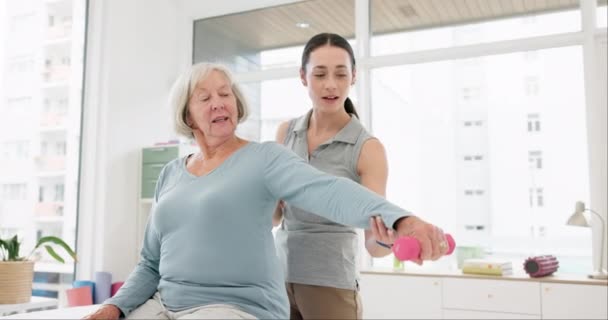 Ανώτερη γυναίκα, φυσιοθεραπεία και άσκηση αλτήρα, τέντωμα βραχίονα και υποστήριξη στις εξετάσεις φυσιοθεραπείας. Άσκηση, πόνος στον ώμο και καλή φυσική κατάσταση των ηλικιωμένων, των ασθενών και των νοσηλευτών σε ιατρικές συμβουλές. - Πλάνα, βίντεο
