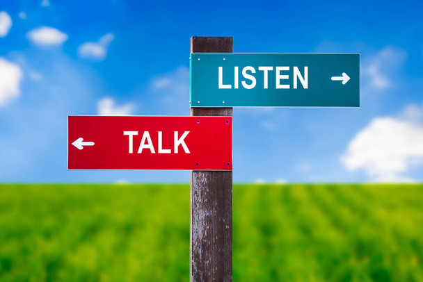 Слухайте проти розмови - знак руху з двома варіантами співпереживання, розуміння та прослуховування під час міжособистісної розмови проти егоцентричних розмов, розмов та монологій - Фото, зображення