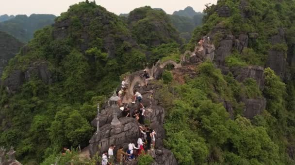 Piękny widok na posąg smoka na szczycie góry w Hang Mua punktu widzenia w Ninh Binh, Wietnam. - Materiał filmowy, wideo