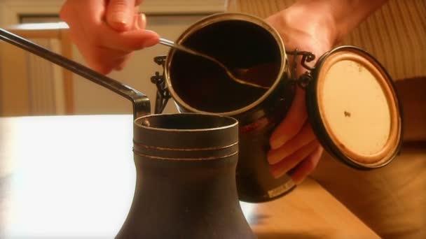Kahvin valmistus vanhassa pronssi Turka
 - Materiaali, video