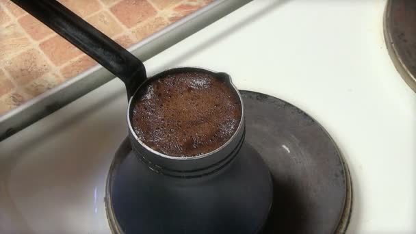 Příprava kávy v staré bronzové Turka - Záběry, video