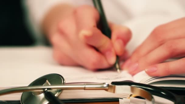 Γιατρός γράφοντας το σημείωμα - Πλάνα, βίντεο