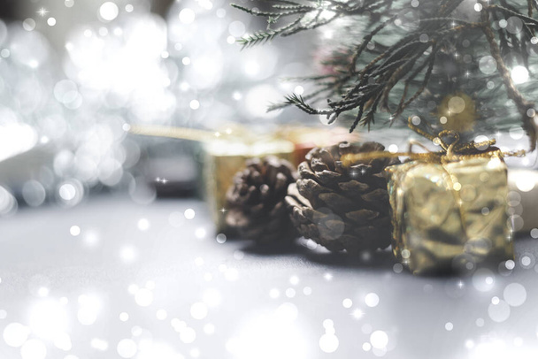 Kerstboom en cadeaudoosjes. Bokeh bloemenslingers in de wazige zilveren gouden achtergrond. Ideeën ontwikkelen voor het nieuwe jaar 2024. festival van de viering gelukkig. - Foto, afbeelding
