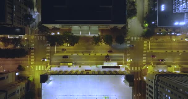 Вид сверху ярко освещенной улицы с водительскими машинами в центре Ричмонда в Вирджинии, США. Движение в современном американском городе. - Кадры, видео
