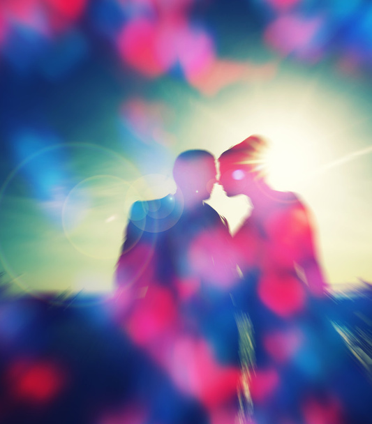 Σιλουέτα ζευγάρι πάνω από το ηλιοβασίλεμα, καρδιά bokeh φόντο, συναισθήματα και αγάπη έννοια, ευτυχία - Φωτογραφία, εικόνα