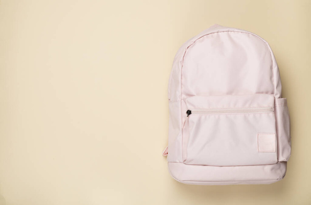 Renkli arka planda pembe okul çantası, üst görünüm - Fotoğraf, Görsel