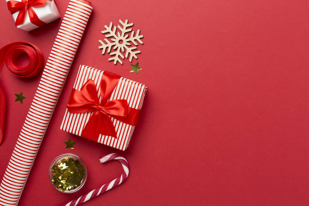 Dárkové krabice s papírovými roolů a vánoční dekorace na barevném pozadí, horní pohled - Fotografie, Obrázek