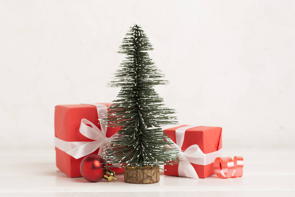 Χριστουγεννιάτικο δέντρο μινιατούρα με κουτιά δώρων και διακόσμηση στο τραπέζι - Φωτογραφία, εικόνα
