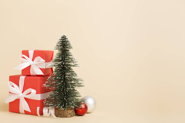 Miniatyyri joulukuusi lahjapakkaukset ja sisustus pöydällä - Valokuva, kuva