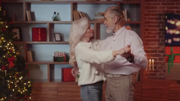 Yaşlı Eşler Keyifli Sohbet Etmek, Anıları Paylaşmak, Noel Dansına Karşı Dans Etmek Amaçlı Arka plan. Kış Tatili Konseptini Kutlamak - Video, Çekim