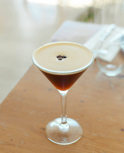 Cocktail expresso martini à base d'espresso, de liqueur de café et de vodka - Photo, image