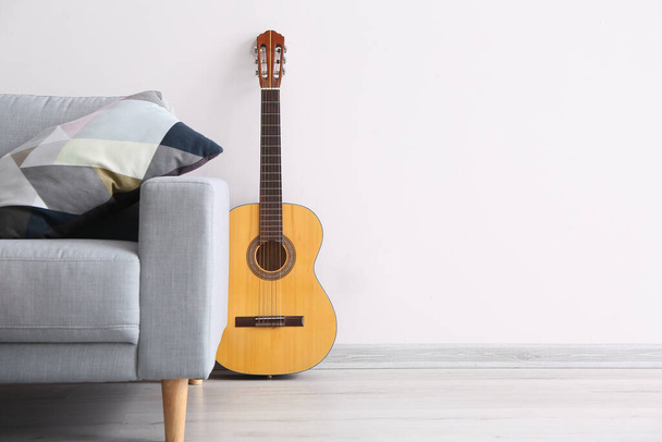 Καναπές και κιθάρα στο μοντέρνο δωμάτιο - Φωτογραφία, εικόνα