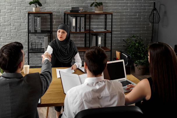オフィスでムスリム申請者にインタビューする人事委員会 - 写真・画像