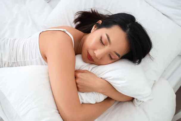 Güzel Asyalı kadın yatakta uyuyor, yakın plan. - Fotoğraf, Görsel