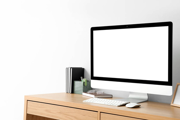 Lugar de trabajo moderno con monitor de computadora en blanco en la oficina ligera - Foto, Imagen