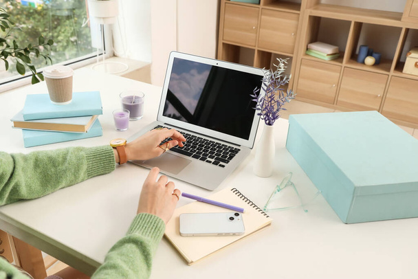 Жінка використовує ноутбук за столом в офісі, крупним планом - Фото, зображення