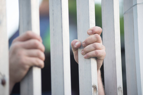 Заключенный смотрит в окно тюремной камеры - Фото, изображение