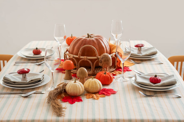 Mesa festiva para el Día de Acción de Gracias con calabazas, hojas y vasos - Foto, imagen