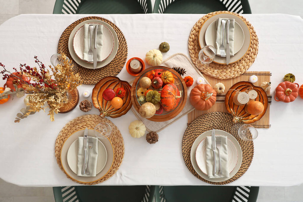 Apparecchiatura della tavola festiva per il giorno del Ringraziamento con zucche, fiori secchi e pigne - Foto, immagini