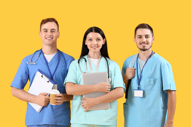 Medische studenten op gele achtergrond - Foto, afbeelding