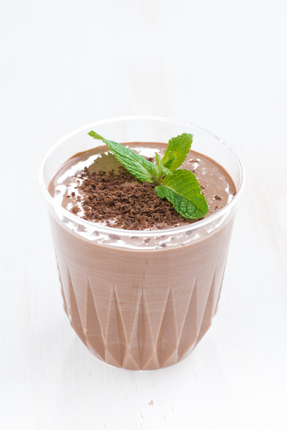 chocolate milkshake in a glass, vertical - Foto, afbeelding