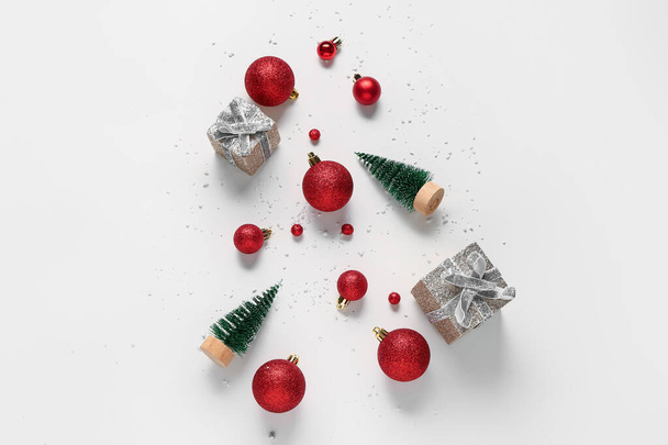 Composição com bolas de Natal, caixas de presente e abetos em fundo claro - Foto, Imagem