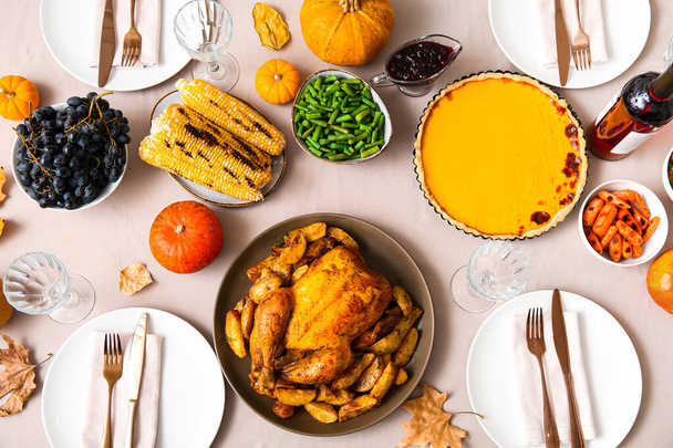 Ünnepi asztalterítés ízletes ételekkel hálaadás napjára, felülnézet - Fotó, kép