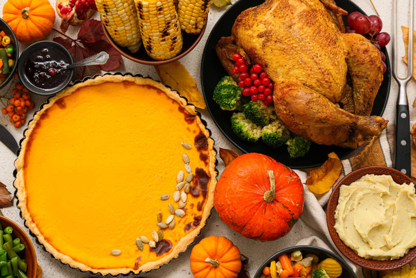 Праздничные блюда на День Благодарения с тыквами на светлом фоне - Фото, изображение
