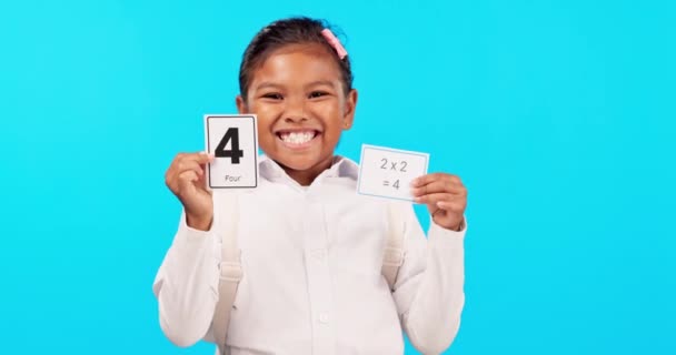 顔、数学教育と青の背景に隔離されたスタジオでカードを持つ少女。幸せな子供、学生または知識のための数学を学ぶために紙と子供の学習、乗法と肖像画 - 映像、動画