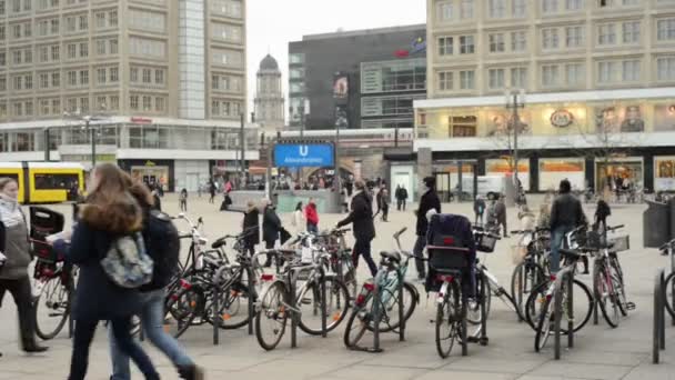 Lidé, lanovka a vlak doprava v berlínské čtvrti Mitte na Alexanderplatz. Na pozadí vlakové nádraží Alexanderplatz a podzemní stanice. - Záběry, video