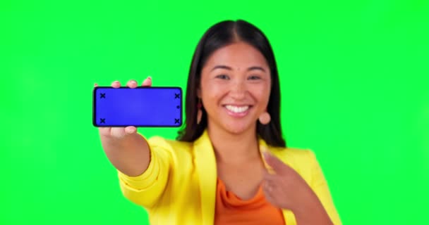 Zelená obrazovka, žena tvář a ruka ukazující na telefonní budku se sledovacími značkami na pozadí studia. Portrét, prostor a asijské ženské osoby zobrazující umístění produktu pro novinky, přichází brzy a řešit. - Záběry, video