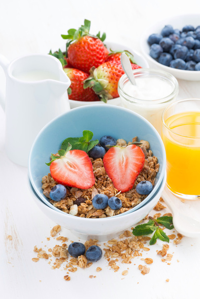 desayuno saludable - granola, bayas frescas, zumo de naranja y mil
 - Foto, Imagen
