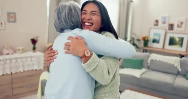 Amore, pensione e una donna asiatica anziana che abbraccia sua figlia nel soggiorno di una casa durante una visita. Famiglia, sorriso e un bambino adulto abbracciano la sua felice madre insieme in un appartamento. - Filmati, video