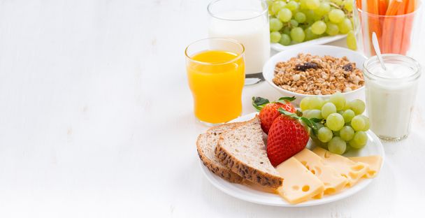 sağlıklı ve besleyici kahvaltı taze meyve ve sebze ile - Fotoğraf, Görsel